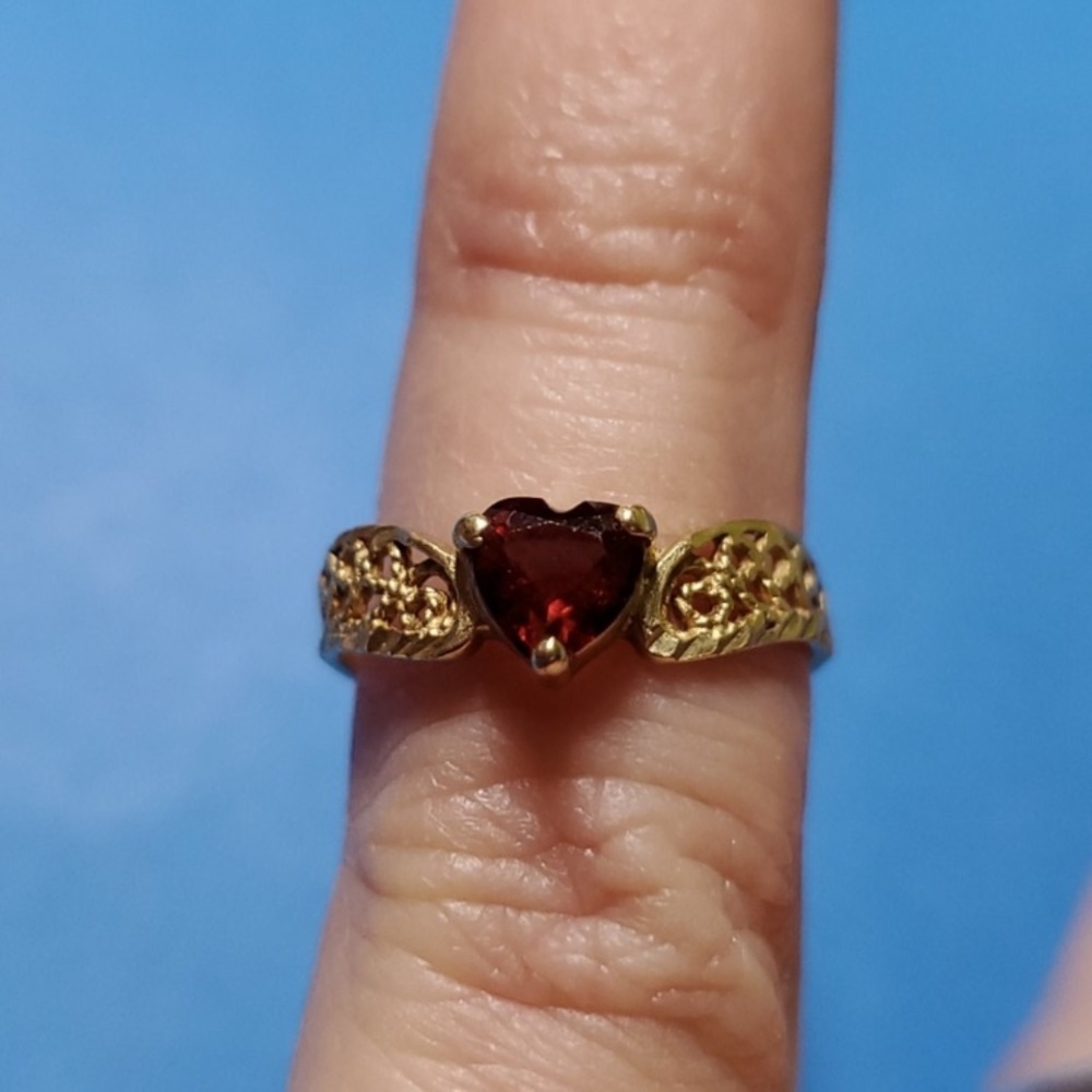Heart-Shaped stamped 14k gold and garnet

Size 3.5  pinky or midi ring